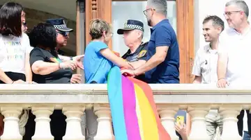 Agentes de policía retiran la bandera del Orgullo