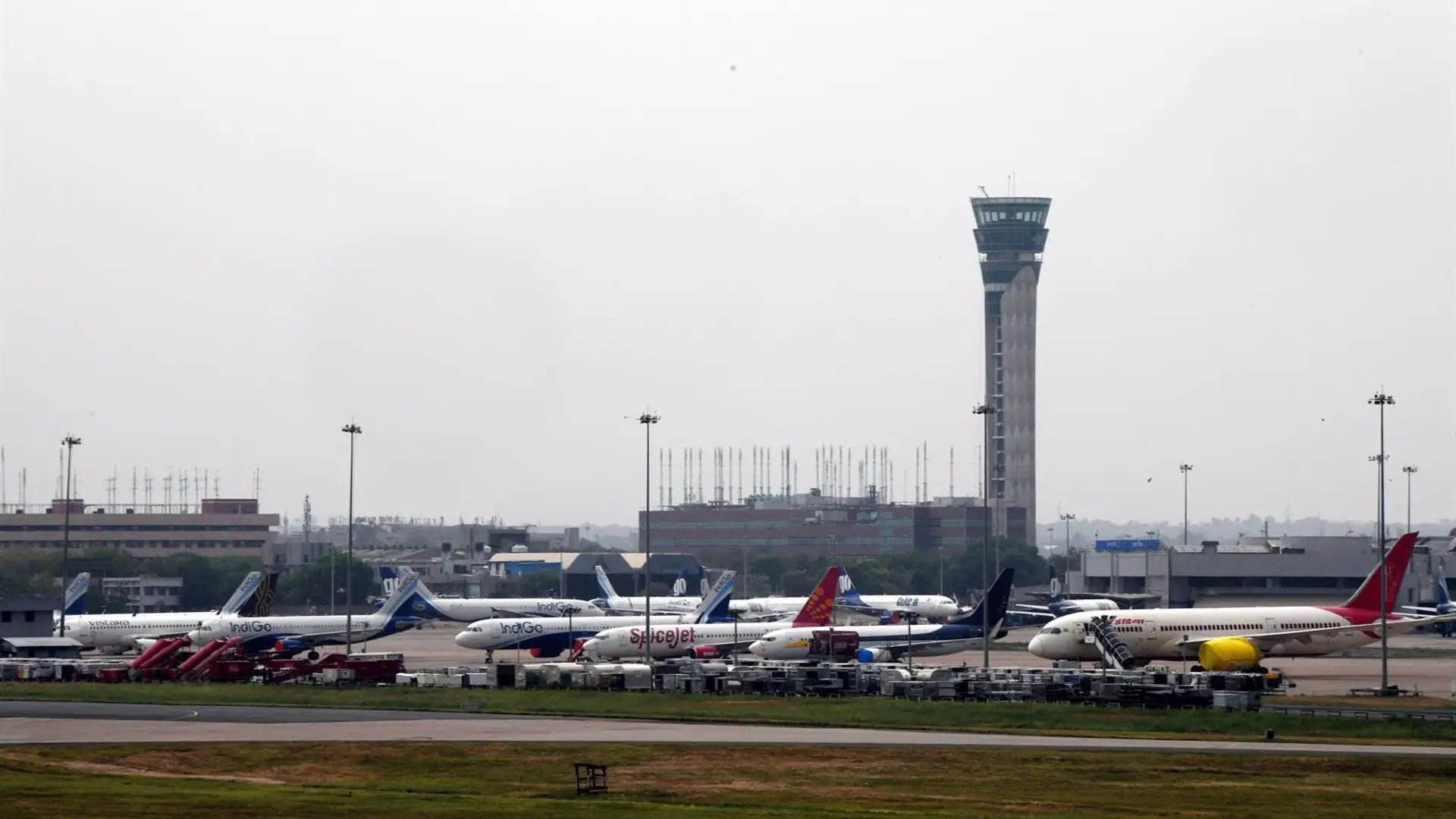 Muere una persona tras el derrumbe de parte del tejado de una terminal del aeropuerto de Nueva Delhi, India