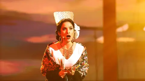 Julia Medina, en shock tras ganar como Lola Flores y cantar con Lolita
