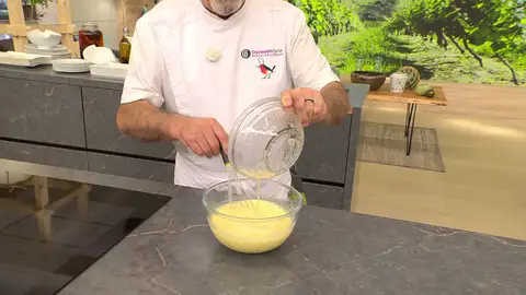 Mezcla los ingredientes con una varilla manual Mezcla los ingredientes con una varilla manual