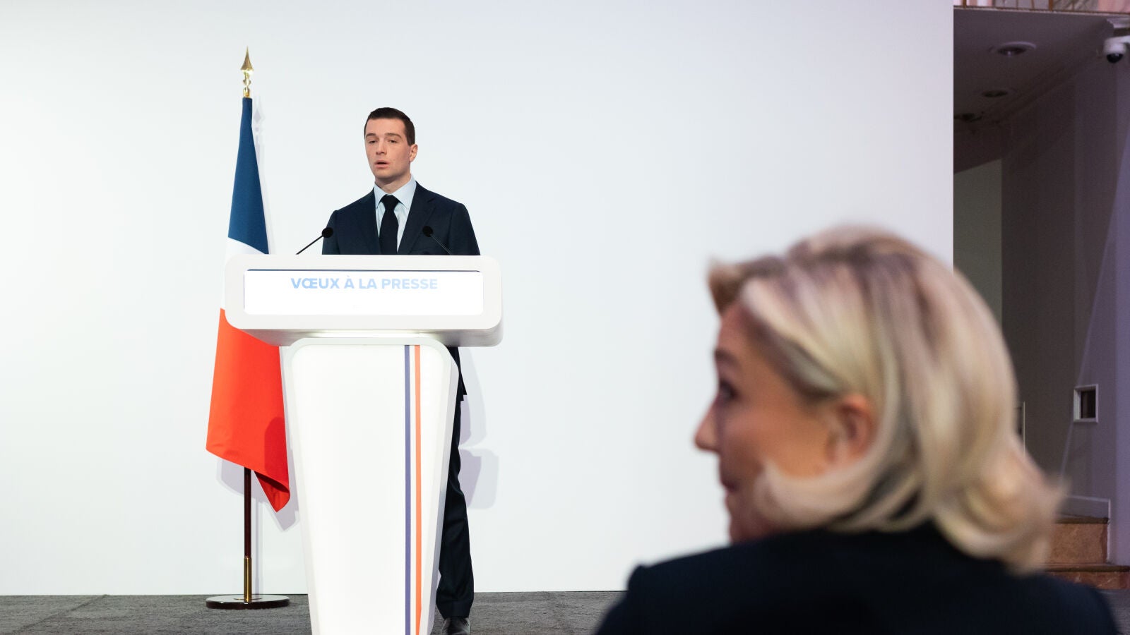 La ultraderecha de Le Pen ganaría las elecciones francesas con 37% de los votos a dos días de la primera vuelta