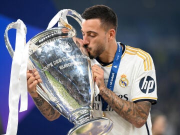 Joselu besa la Decimoquinta Copa de Europa del Real Madrid