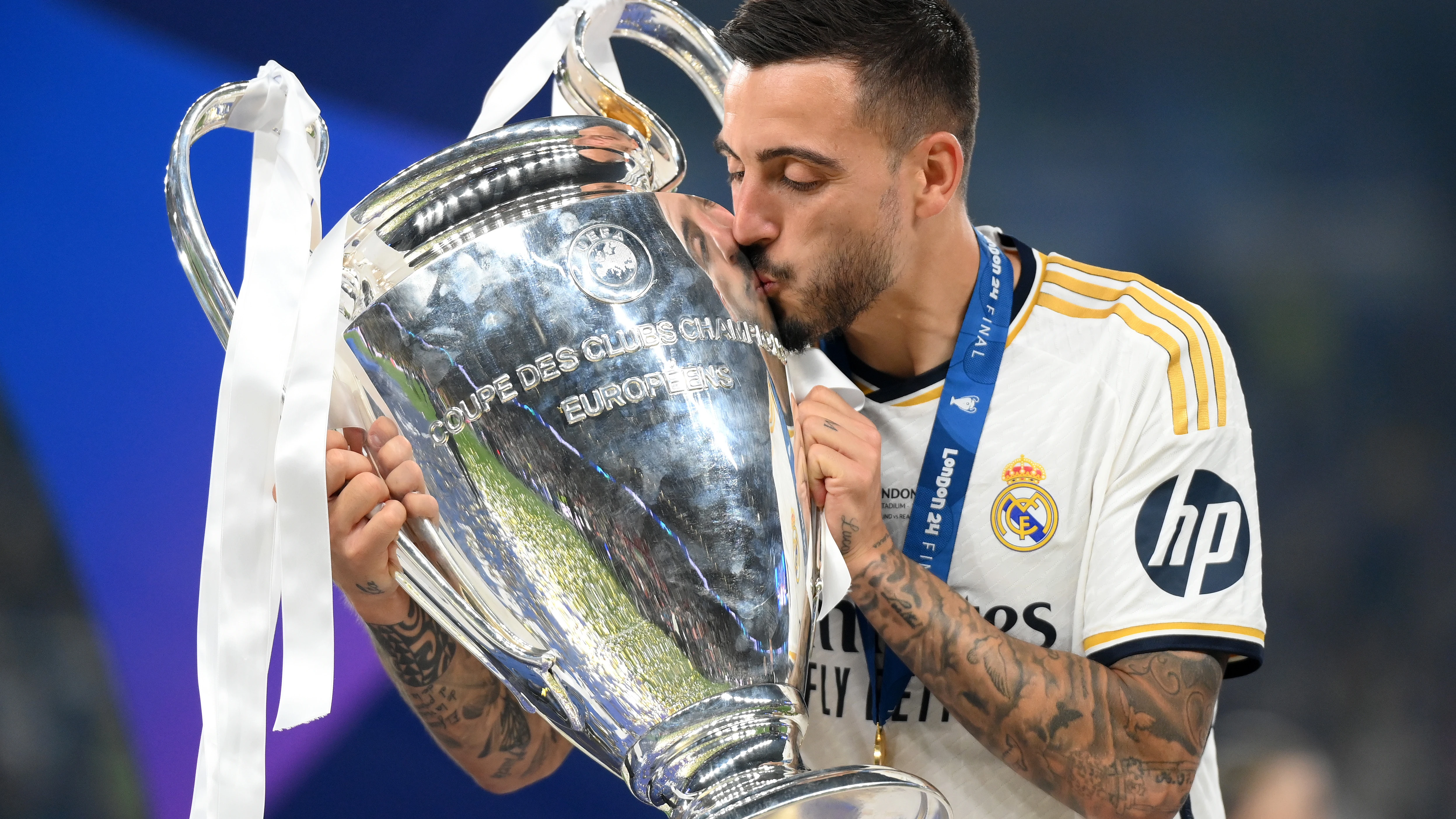 Joselu besa la Decimoquinta Copa de Europa del Real Madrid Joselu besa la Decimoquinta Copa de Europa del Real Madrid
