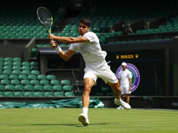 Carlos Alcaraz entrenando en la central de Wimbledon