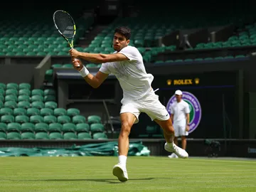 Carlos Alcaraz entrenando en la central de Wimbledon Carlos Alcaraz entrenando en la central de Wimbledon