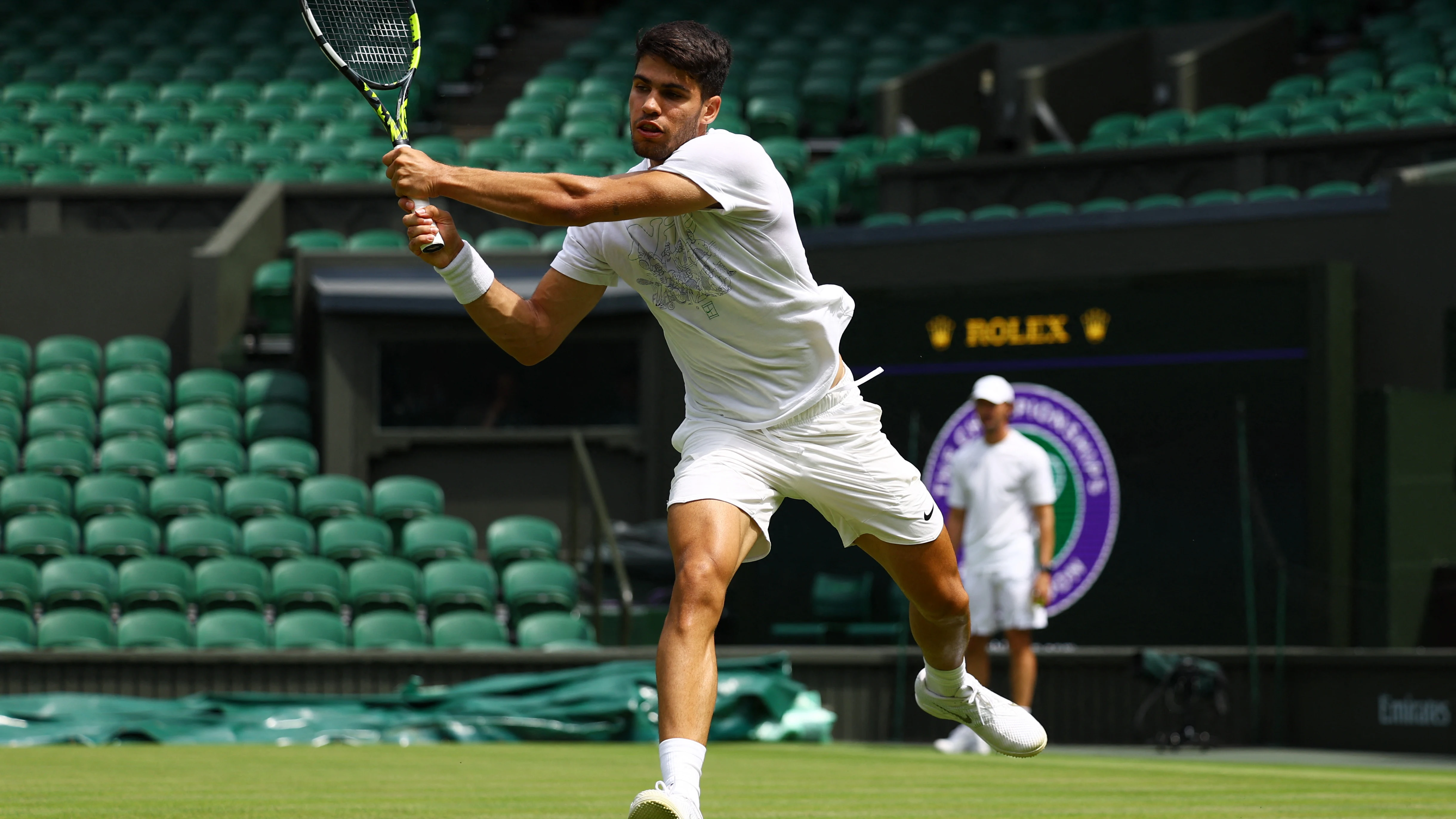 Carlos Alcaraz entrenando en la central de Wimbledon