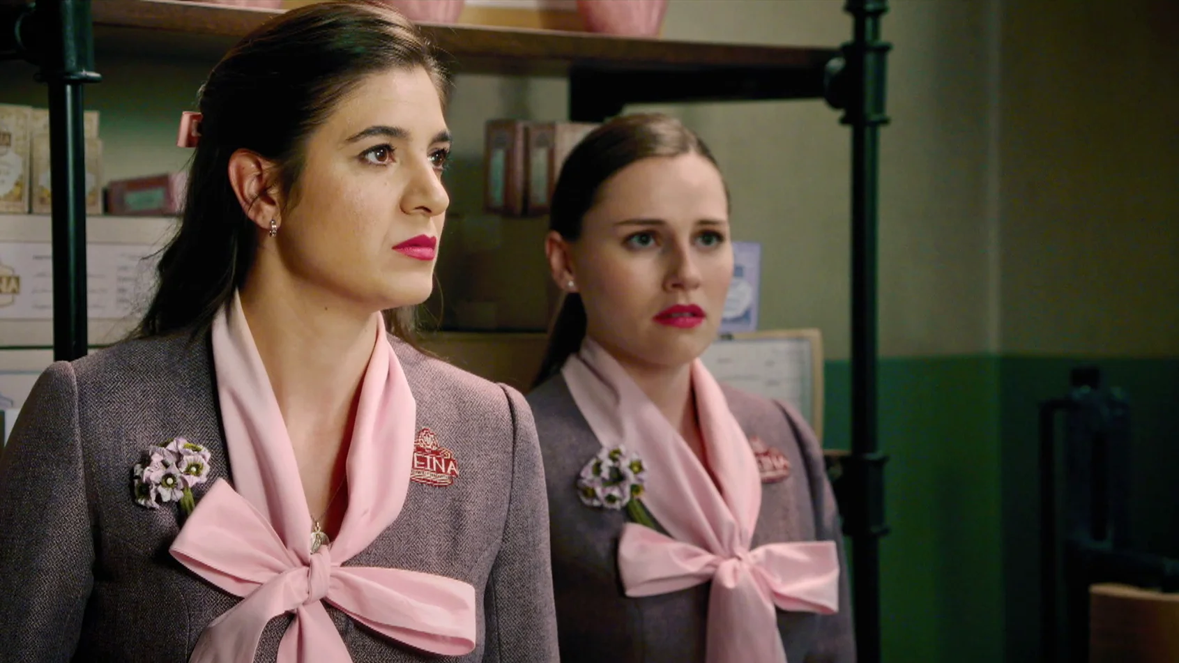 Carmen y Claudia plantan cara a Don Agustín tras sus amenazas: “Más le vale a usted andarse con ojo” Carmen y Claudia plantan cara a Don Agustín tras sus amenazas: “Más le vale a usted andarse con ojo”