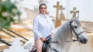 Indignación en Almenar (Lleida) por las fotos de una mujer en bañador a caballo dentro del cementerio