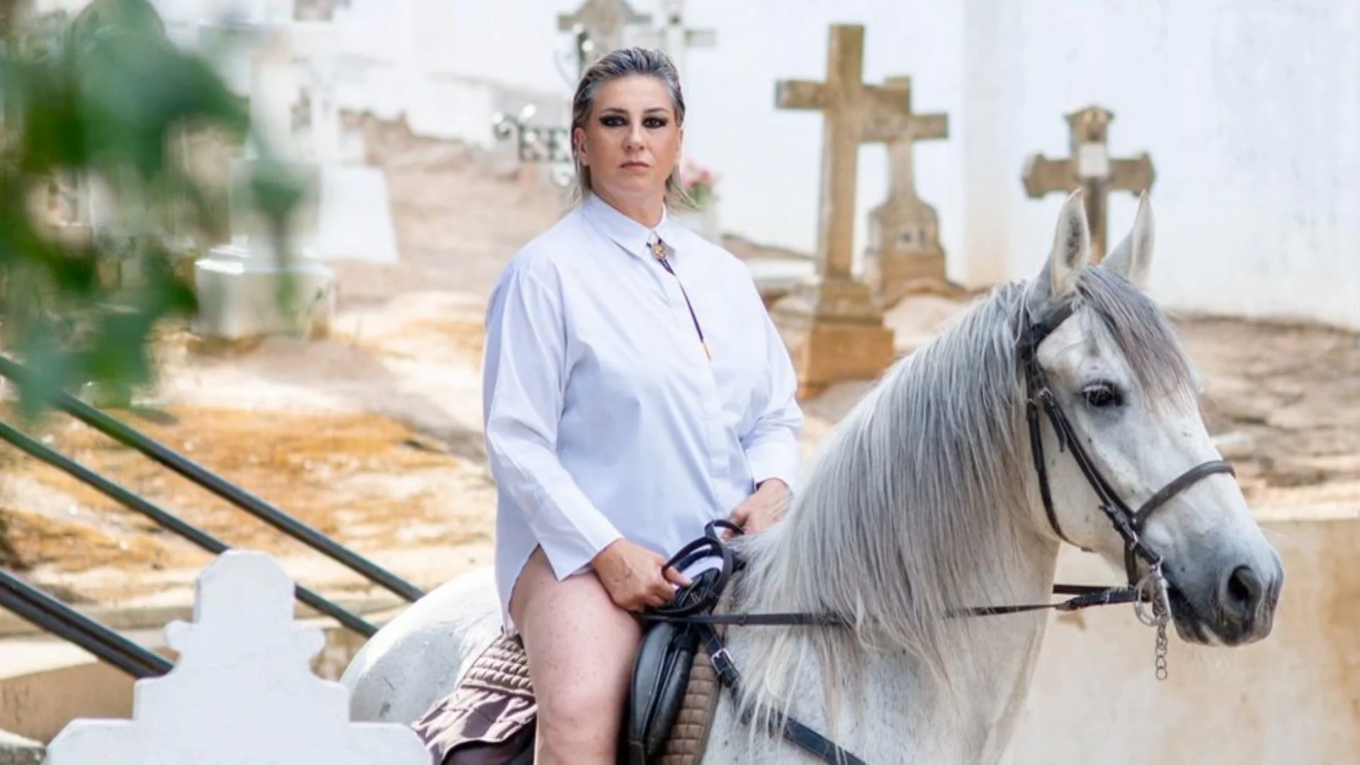 Indignaci&oacute;n en Almenar (Lleida) por las fotos de una mujer en ba&ntilde;ador a caballo dentro del cementerio