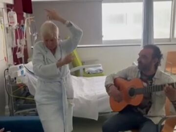 Margarita baila en el hospital con Diego Franco a la guitarra