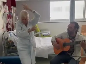 Margarita baila en el hospital con Diego Franco a la guitarra Margarita baila en el hospital con Diego Franco a la guitarra