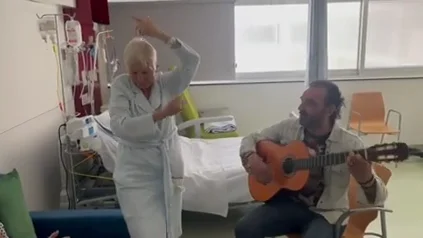 Margarita baila en el hospital con Diego Franco a la guitarra Margarita baila en el hospital con Diego Franco a la guitarra