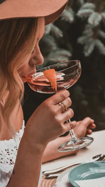 Mujer bebiendo un cóctel Mujer bebiendo un cóctel