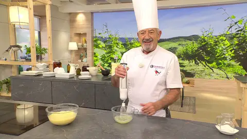 Pon las claras en otro bol y móntalas Pon las claras en otro bol y móntalas