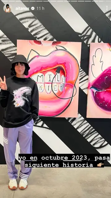 Aitana posando con un cuadro en el año 2023 Aitana posando con un cuadro en el año 2023