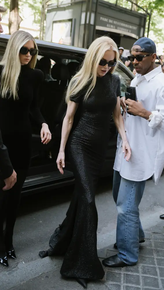 Nicole Kidman con su hija Sunday Rose llegando al desfile de Balenciaga en la Semana de la Moda de París