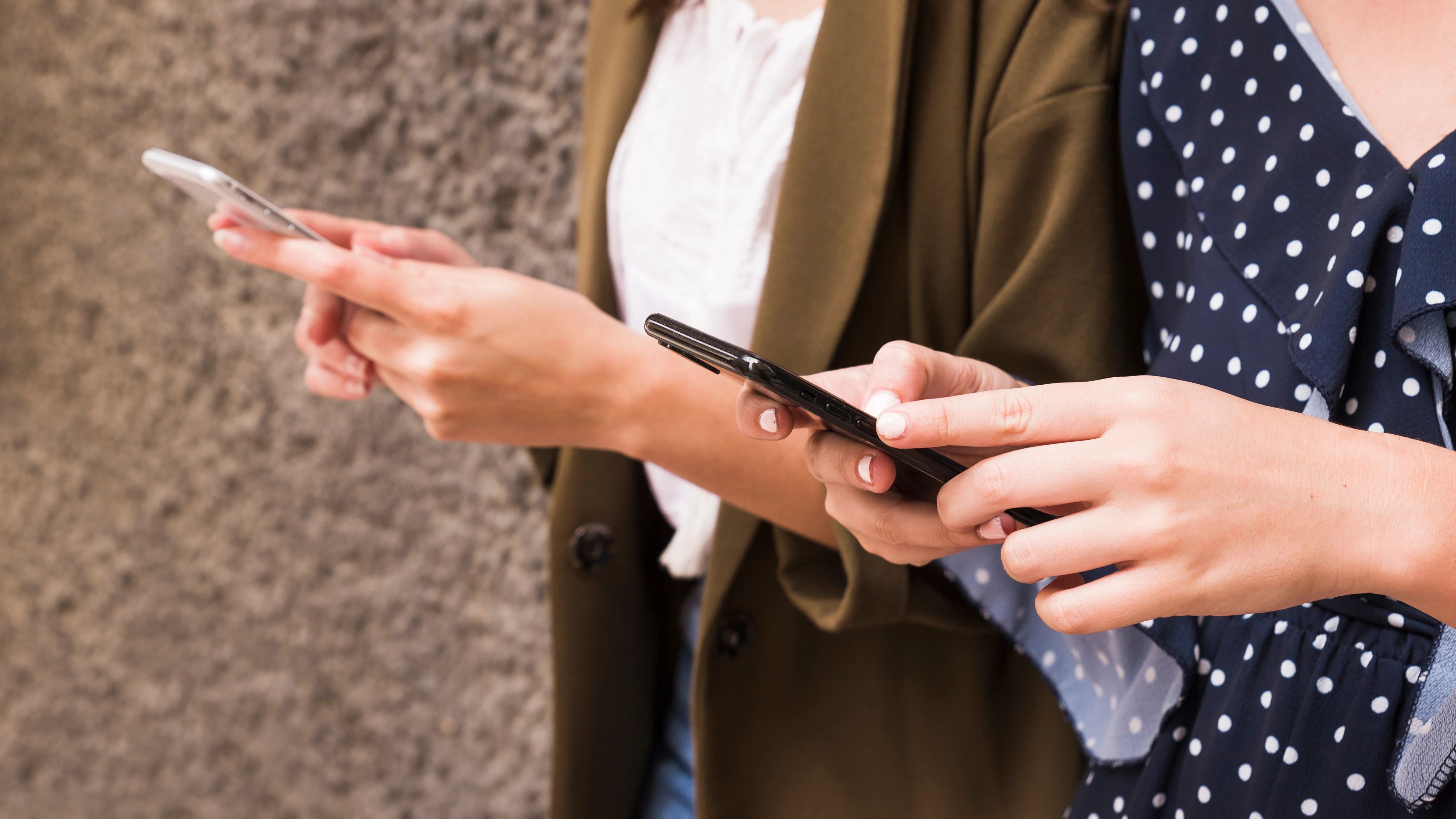 Dos mujeres con el móvil en la mano Dos mujeres con el móvil en la mano