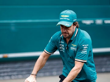 Fernando Alonso en el paddock del GP de Austria