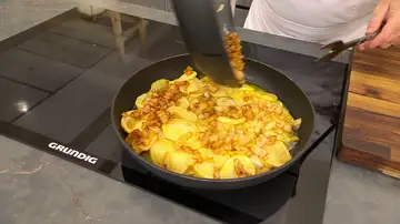 Extiende la cebolla sobre las patatas