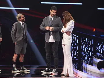 “Se han disfrazado de Los Panchos”: el divertido homenaje de Melendi al outfit de Mau y Ricky “Se han disfrazado de Los Panchos”: el divertido homenaje de Melendi al outfit de Mau y Ricky