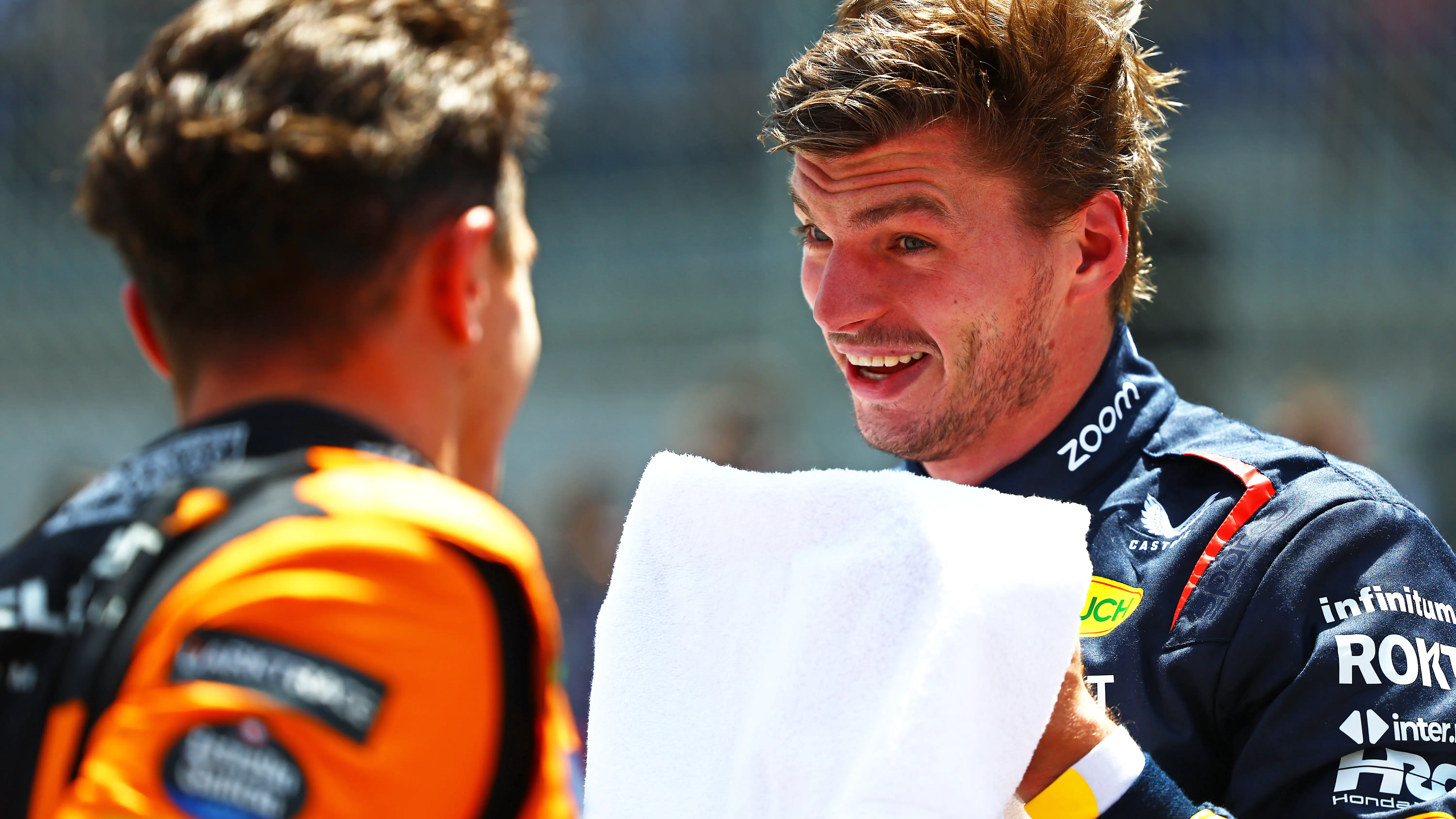 Verstappen charla con Lando Norris tras la sprint