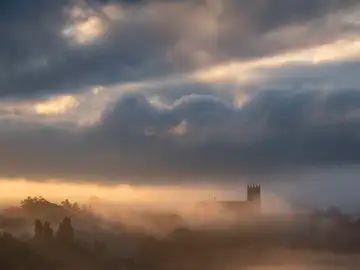 Vista la iglesia de Zorroaga de San Sebastián al amanecer Vista la iglesia de Zorroaga de San Sebastián al amanecer