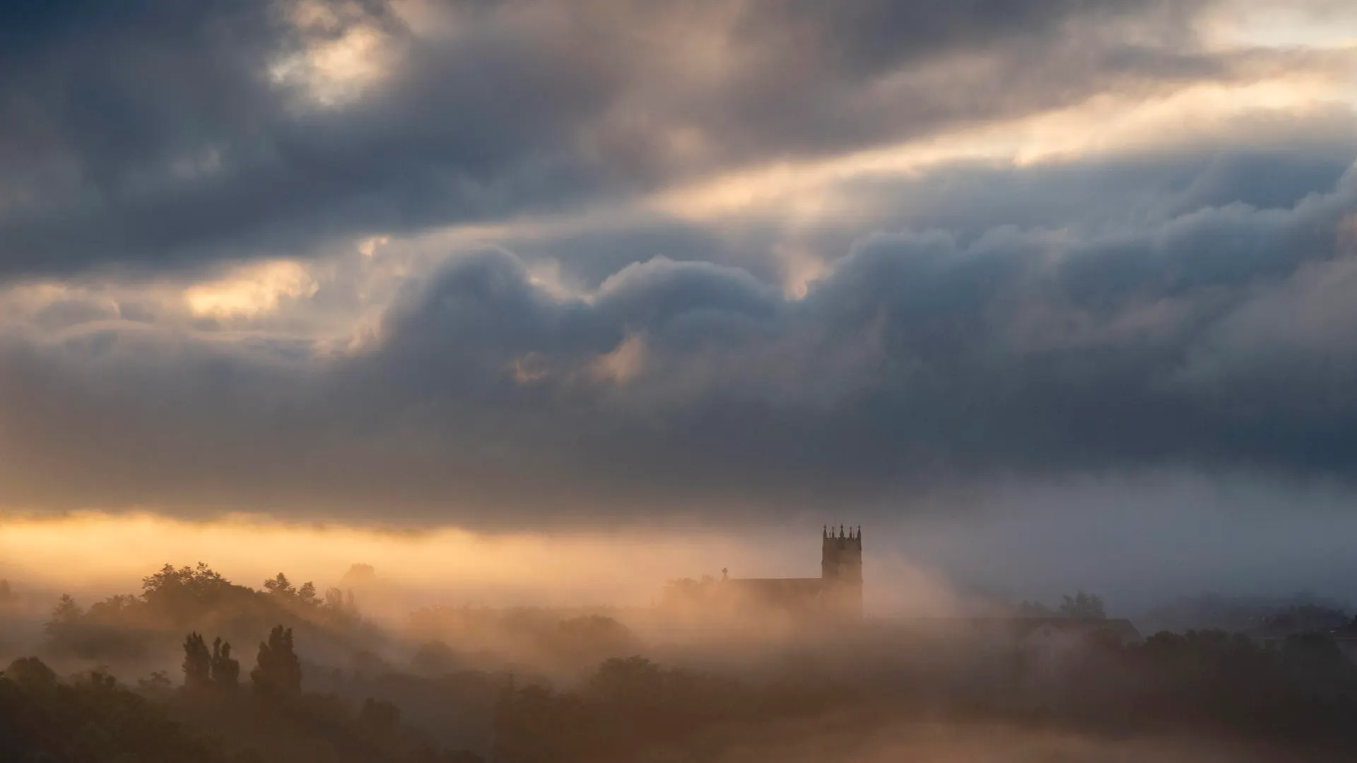 Vista la iglesia de Zorroaga de San Sebastián al amanecer Vista la iglesia de Zorroaga de San Sebastián al amanecer