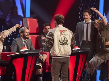 ¡Magia en directo! David Bisbal toca el corazón de sus compañeros dedicándoles una de sus canciones ¡Magia en directo! David Bisbal toca el corazón de sus compañeros dedicándoles una de sus canciones