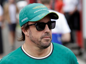 Fernando Alonso en el paddock de Austria