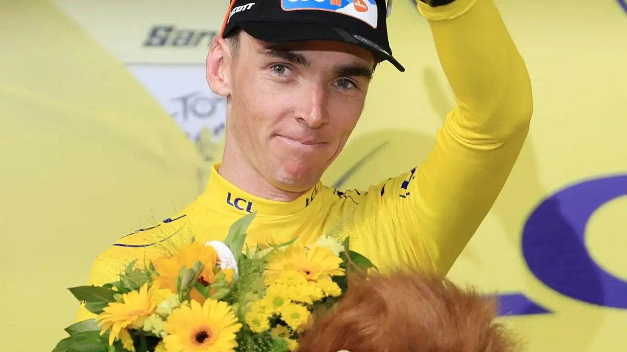 Romain Bardet con el maillot amarillo Romain Bardet con el maillot amarillo