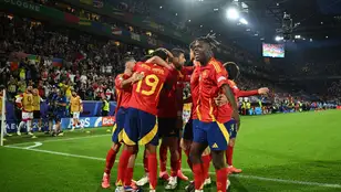España celebra el gol de Fabián a Georgia
