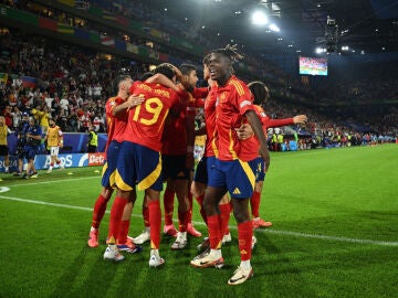 España celebra el gol de Fabián a Georgia