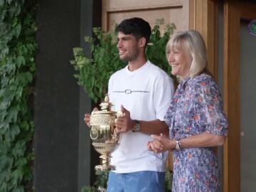 Carlos Alcaraz devuelve el trofeo de Wimbledon