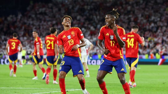 Lamine Yamal e Nico Williams bailan tras el gol del segundo