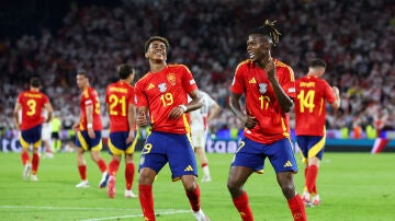 Lamine Yamal e Nico Williams bailan tras el gol del segundo