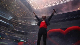 Manuel Carrasco en su concierto en el Estadio Santiago Bernab&eacute;u