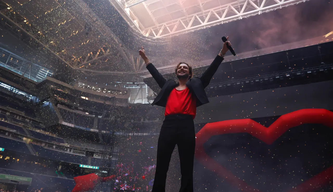 Manuel Carrasco en su concierto en el Estadio Santiago Bernabéu