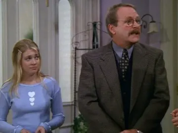 Melissa Joan Hart junto a Martin Mull Melissa Joan Hart junto a Martin Mull