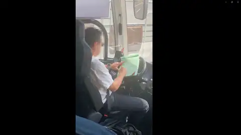 El conductor rellenando documentos durante el trayecto