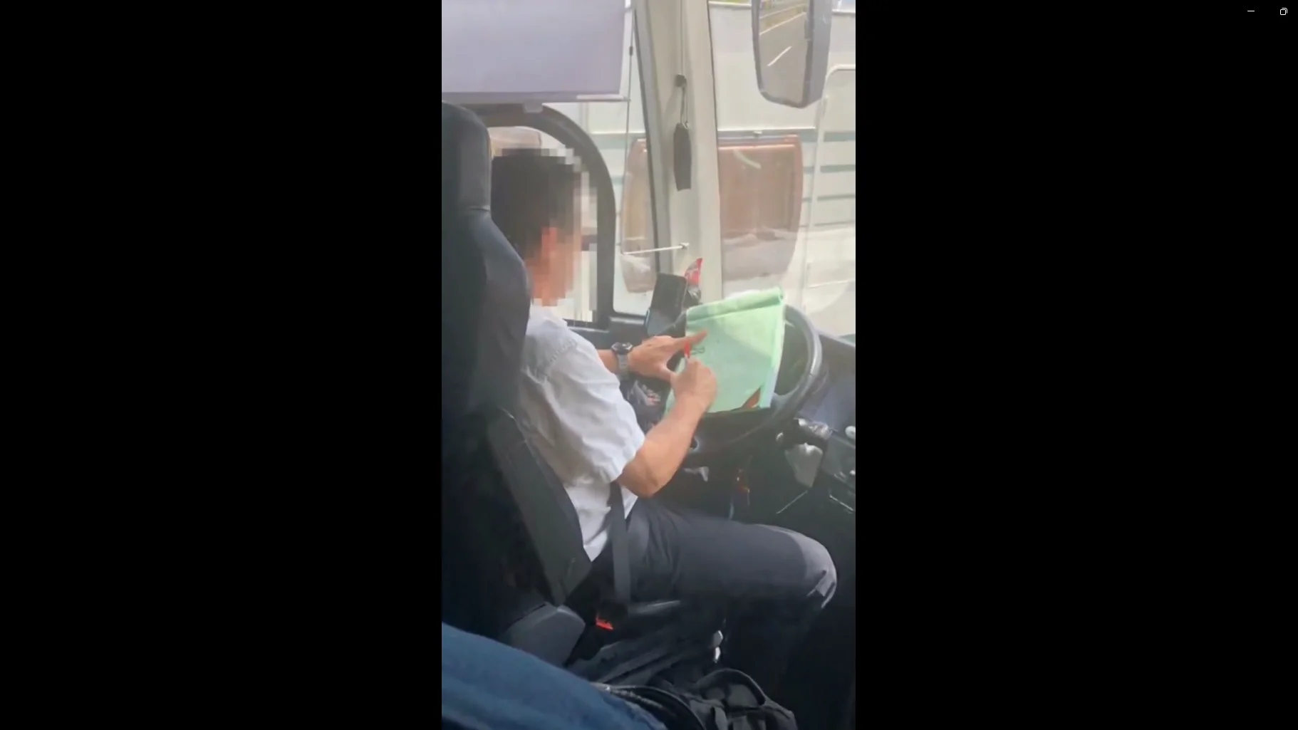 El conductor rellenando documentos durante el trayecto El conductor rellenando documentos durante el trayecto
