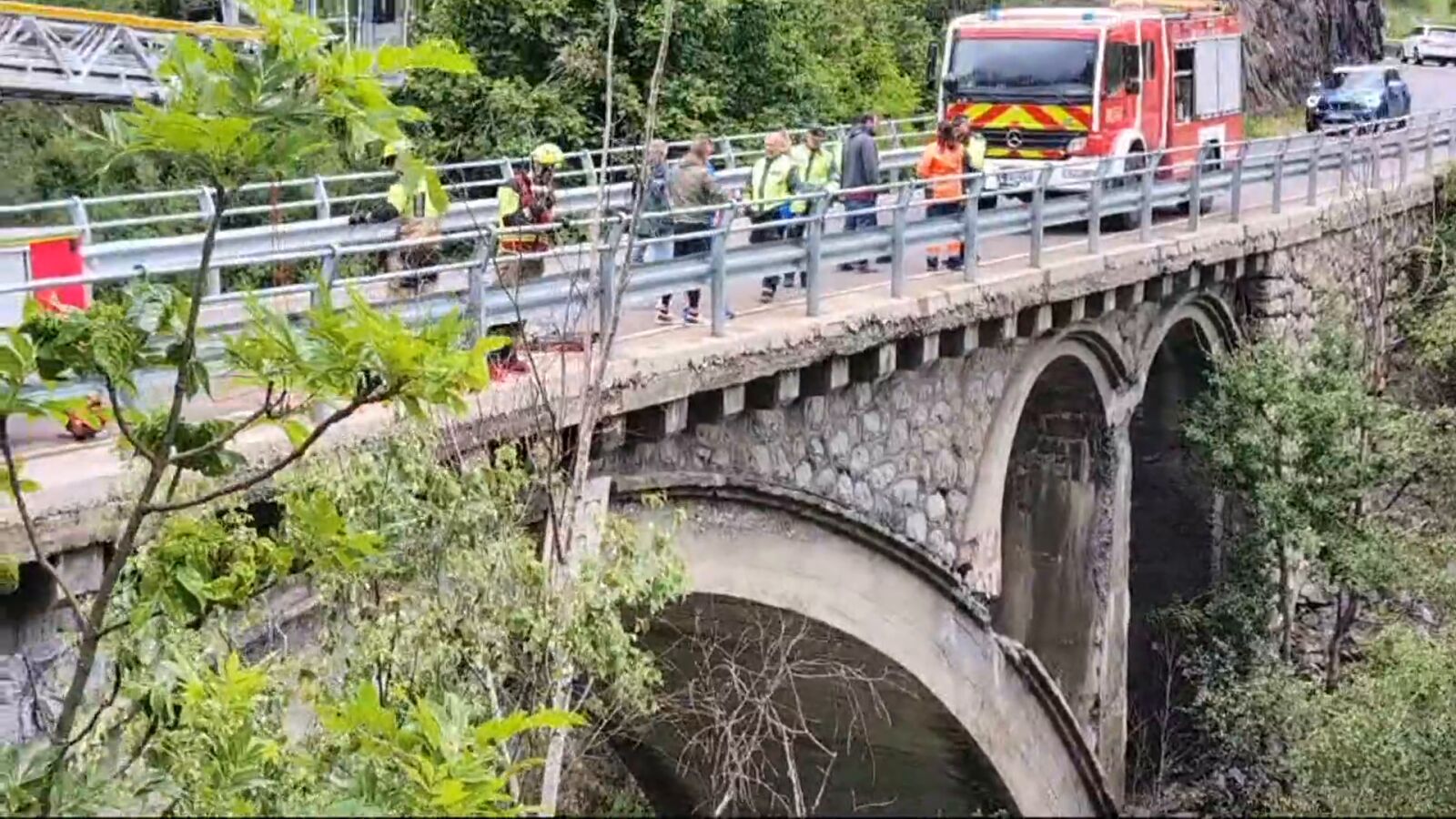 Tres muertos tras caer un coche de una altura de 20 metros en un puente de Benasque