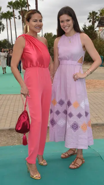 Mónica Hoyos y su hija Luna en la fiesta de El Turronero Mónica Hoyos y su hija Luna en la fiesta de El Turronero