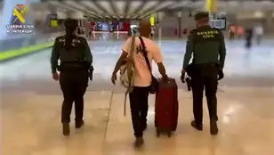 Una de las detenciones por tráfico de drogas en el aeropuerto de Barajas