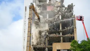 Imagen de la demolición de la torre Mapfre en Sevilla