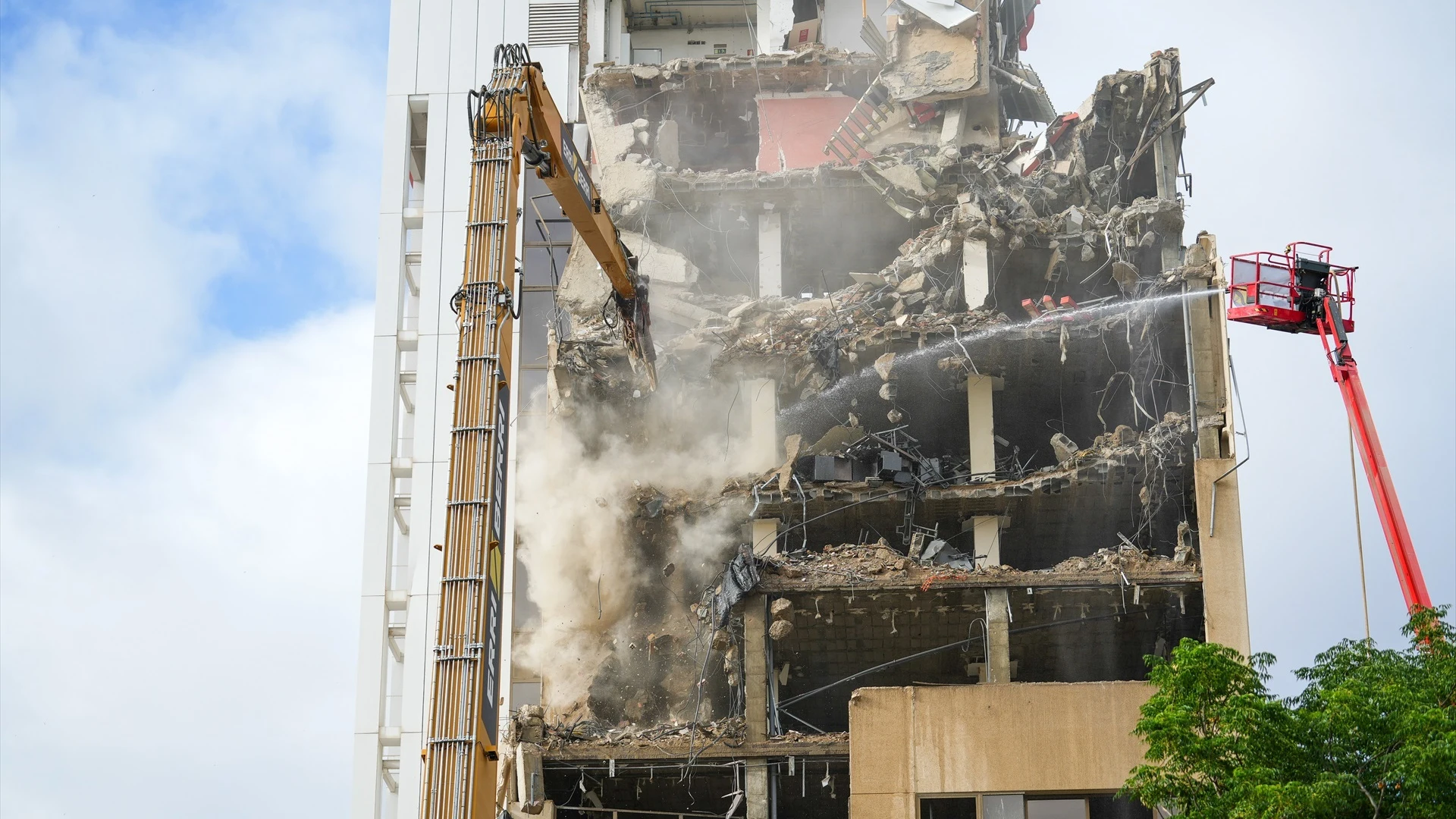 Imagen de la demolición de la torre Mapfre en Sevilla Imagen de la demolición de la torre Mapfre en Sevilla