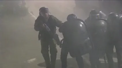 Argentina: La policía se enfrenta a un grupo de manifestantes para proteger a familiares de un niño desaparecido Argentina: La policía se enfrenta a un grupo de manifestantes para proteger a familiares de un niño desaparecido