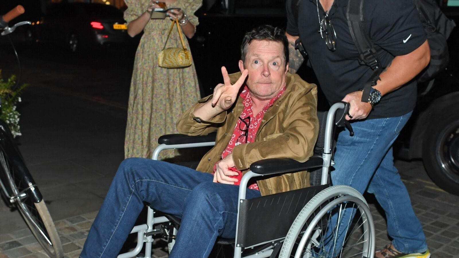 Michael J. Fox aparece tocando la guitarra en silla de ruedas durante un concierto de Coldplay: 