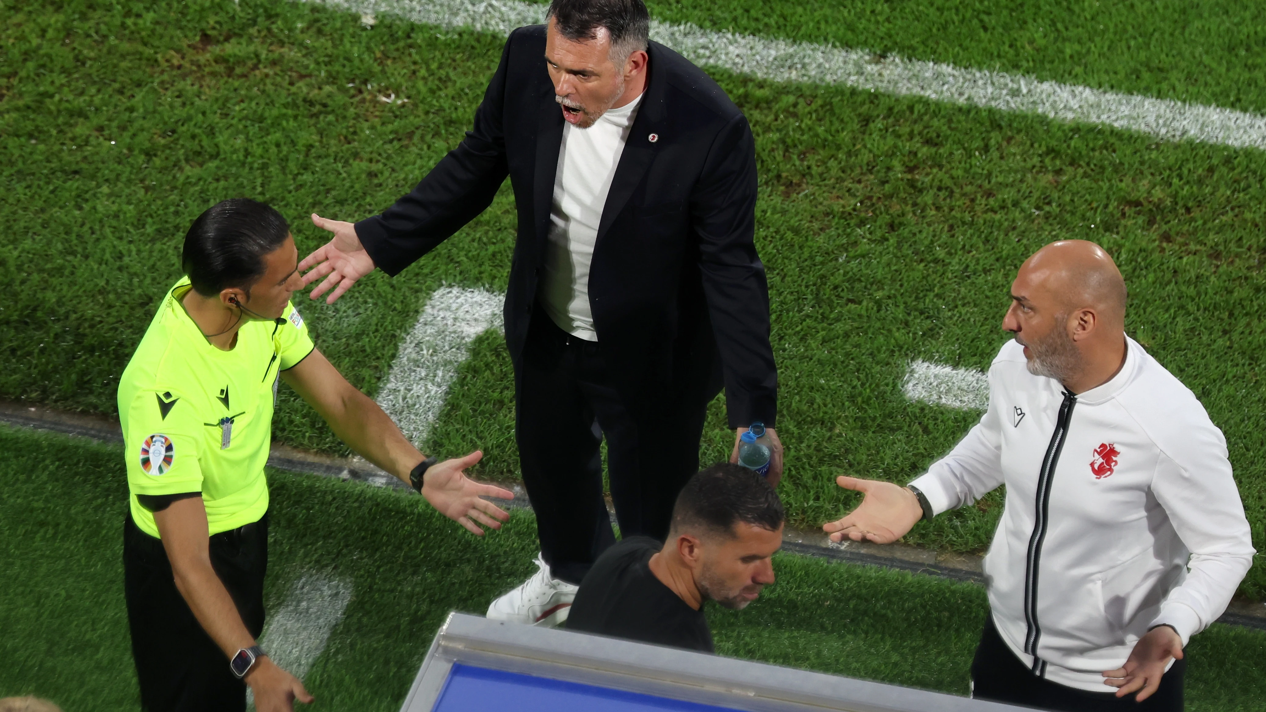 Willy Sagnol protesta una acción al cuarto árbitro durante el España - Georgia Willy Sagnol protesta una acción al cuarto árbitro durante el España - Georgia