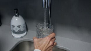 Agua de grifo, imagen de archivo