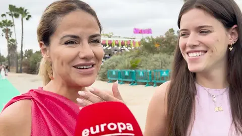 Mónica Hoyos y su hija Luna en la fiesta de El Turronero Mónica Hoyos y su hija Luna en la fiesta de El Turronero